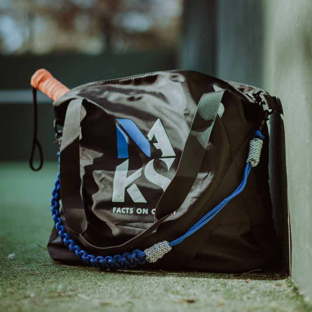 Naks - Accesorios Coleccíon por Padel, Tenis y Gym : hay una bolsa de deporte con una raqueta dentro