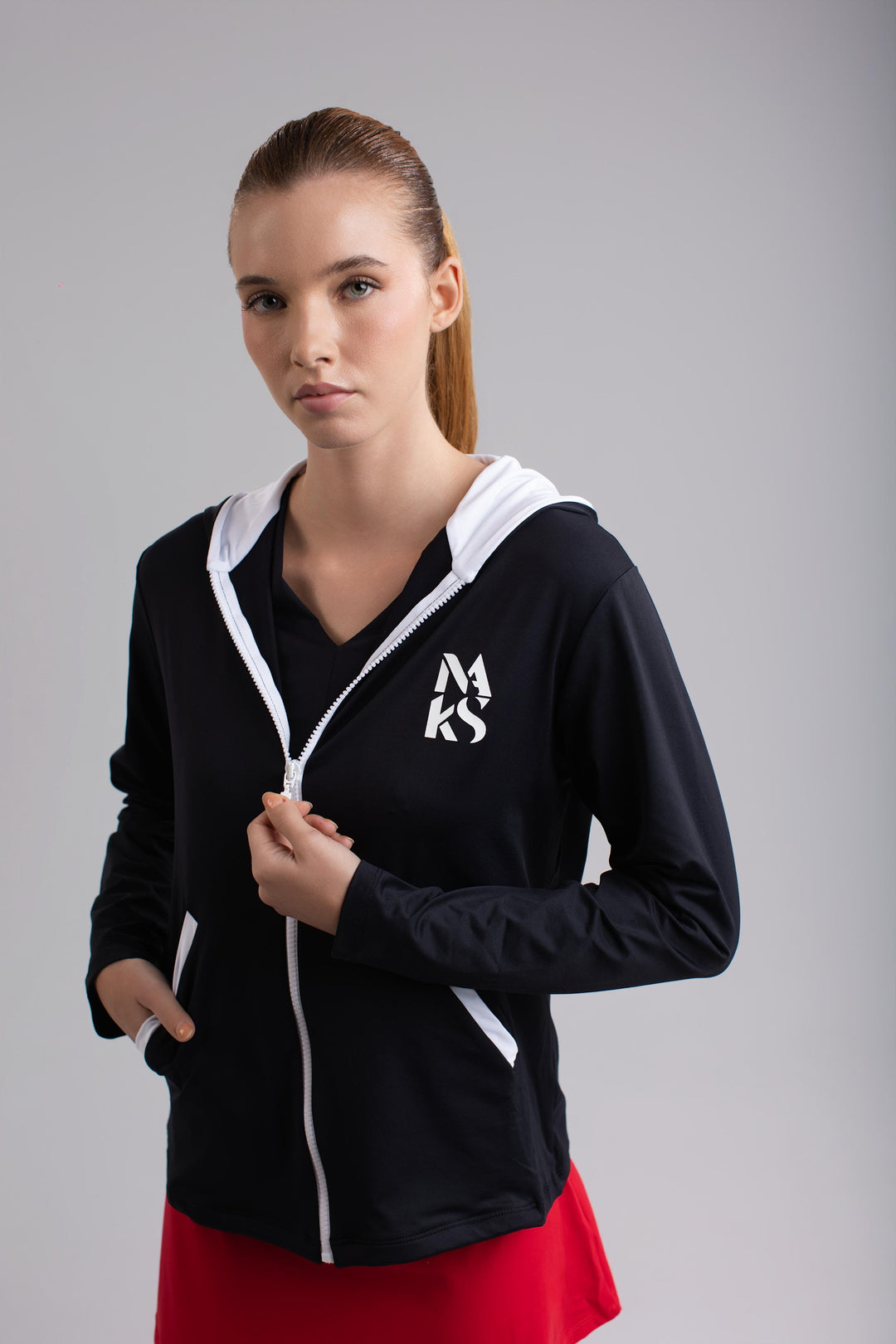 Chaqueta Negra Con Capucha Blanca