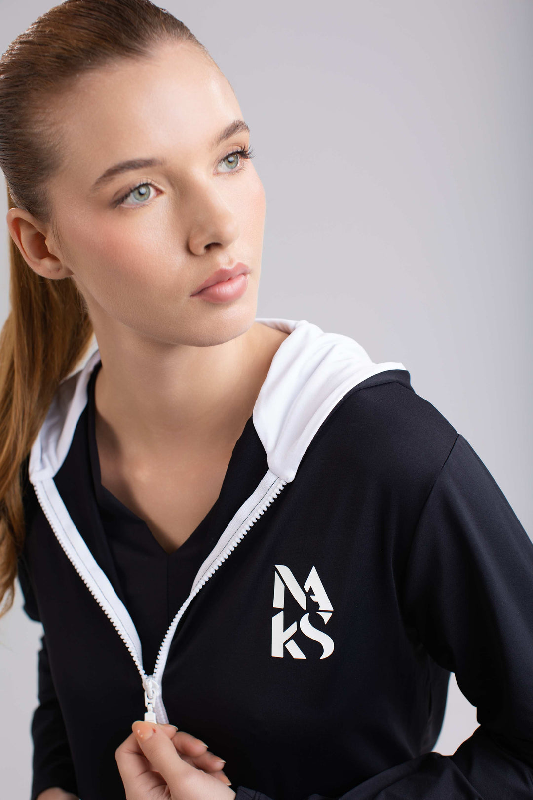 Chaqueta Negra Con Capucha Blanca