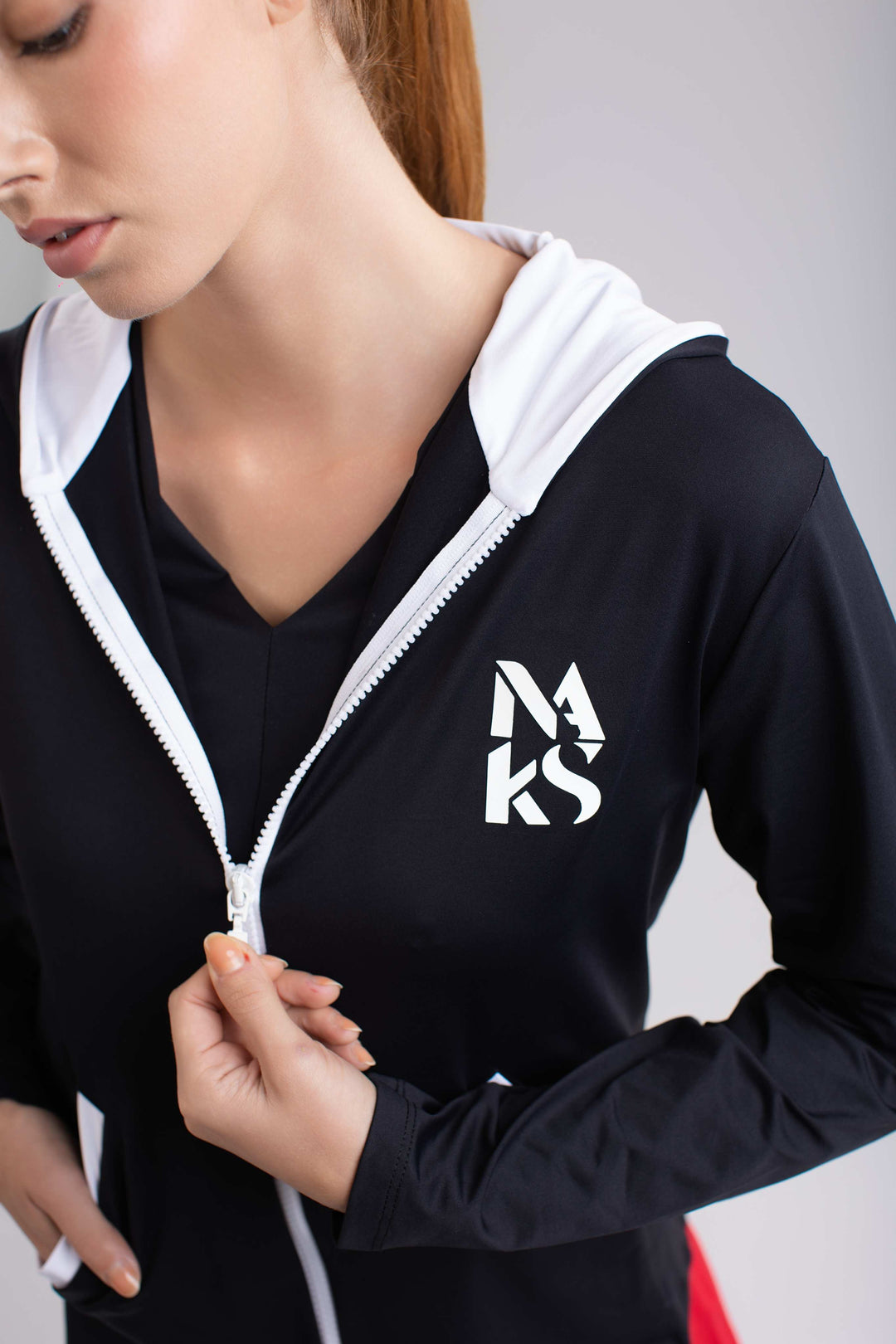 Chaqueta Negra Con Capucha Blanca