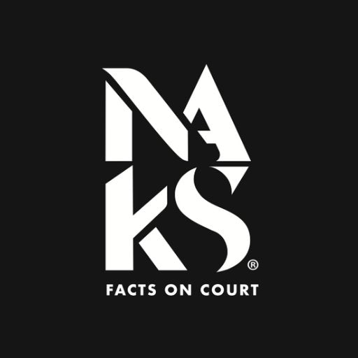Naks Color Swatch - Logotipo blanco de Naks Facts on Court en un fondo negro